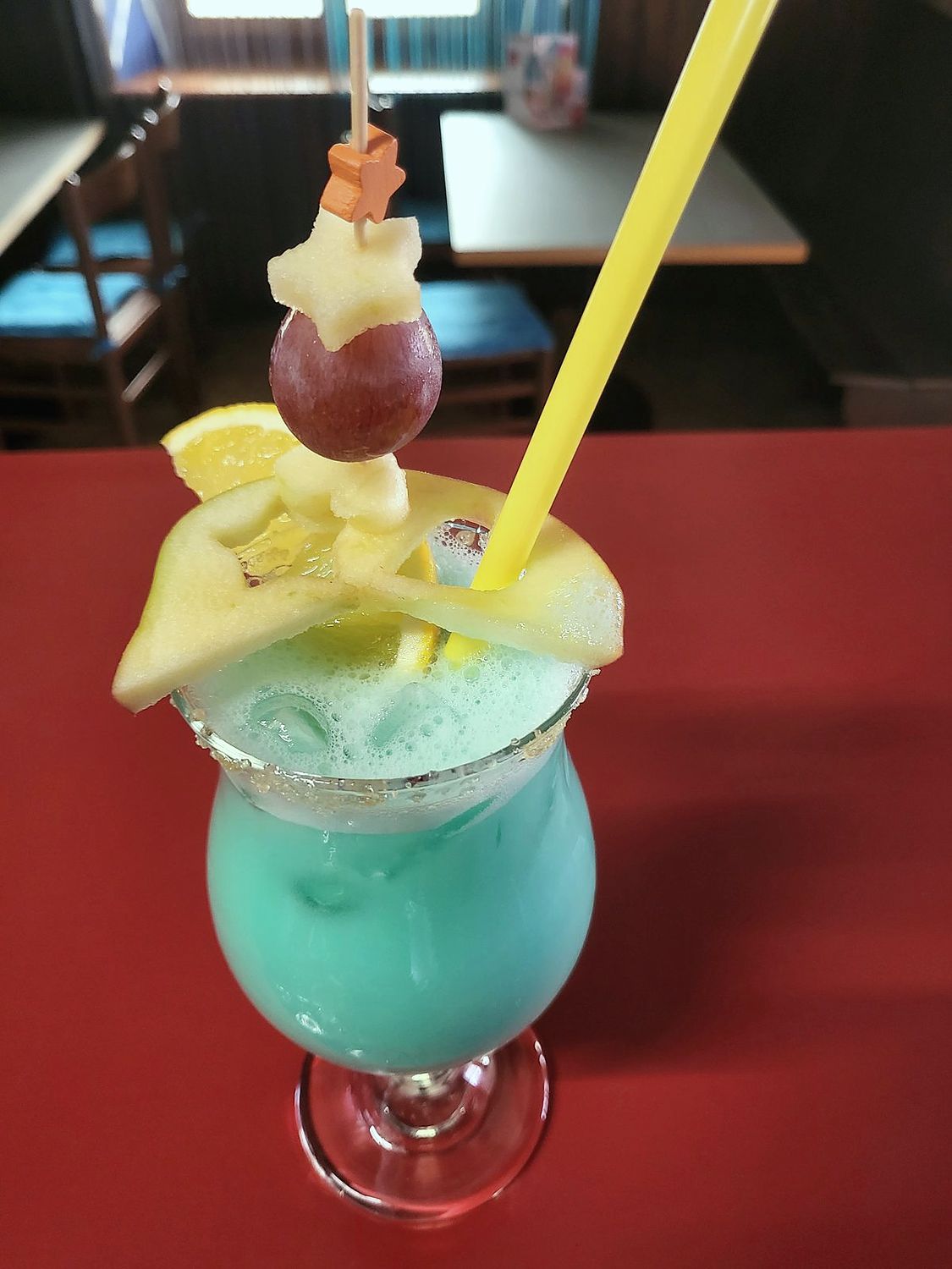 Cocktail bleu lagon avec brochette de fruits en étoile
