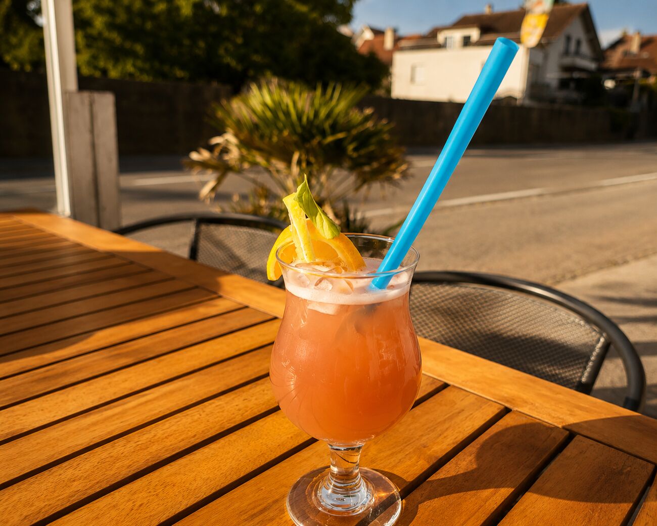 Cocktail maison aux agrumes et à la menthe, servi en terrasse