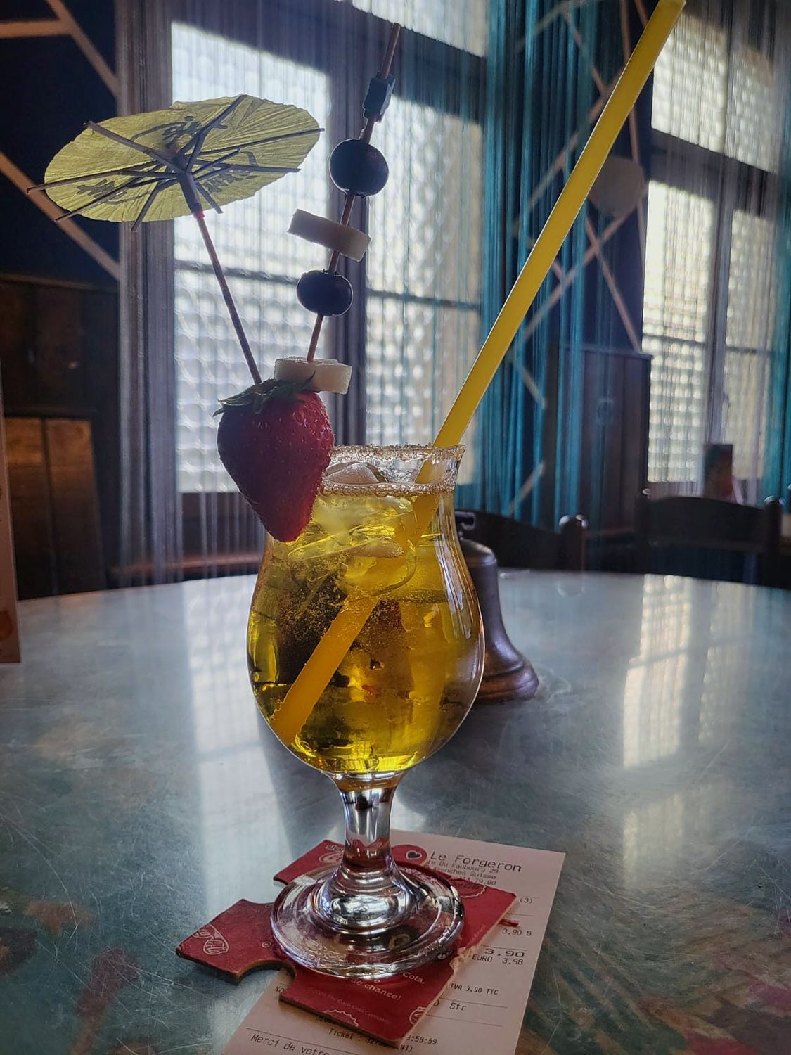 Cocktail tropical jaune avec parasol et garnitures