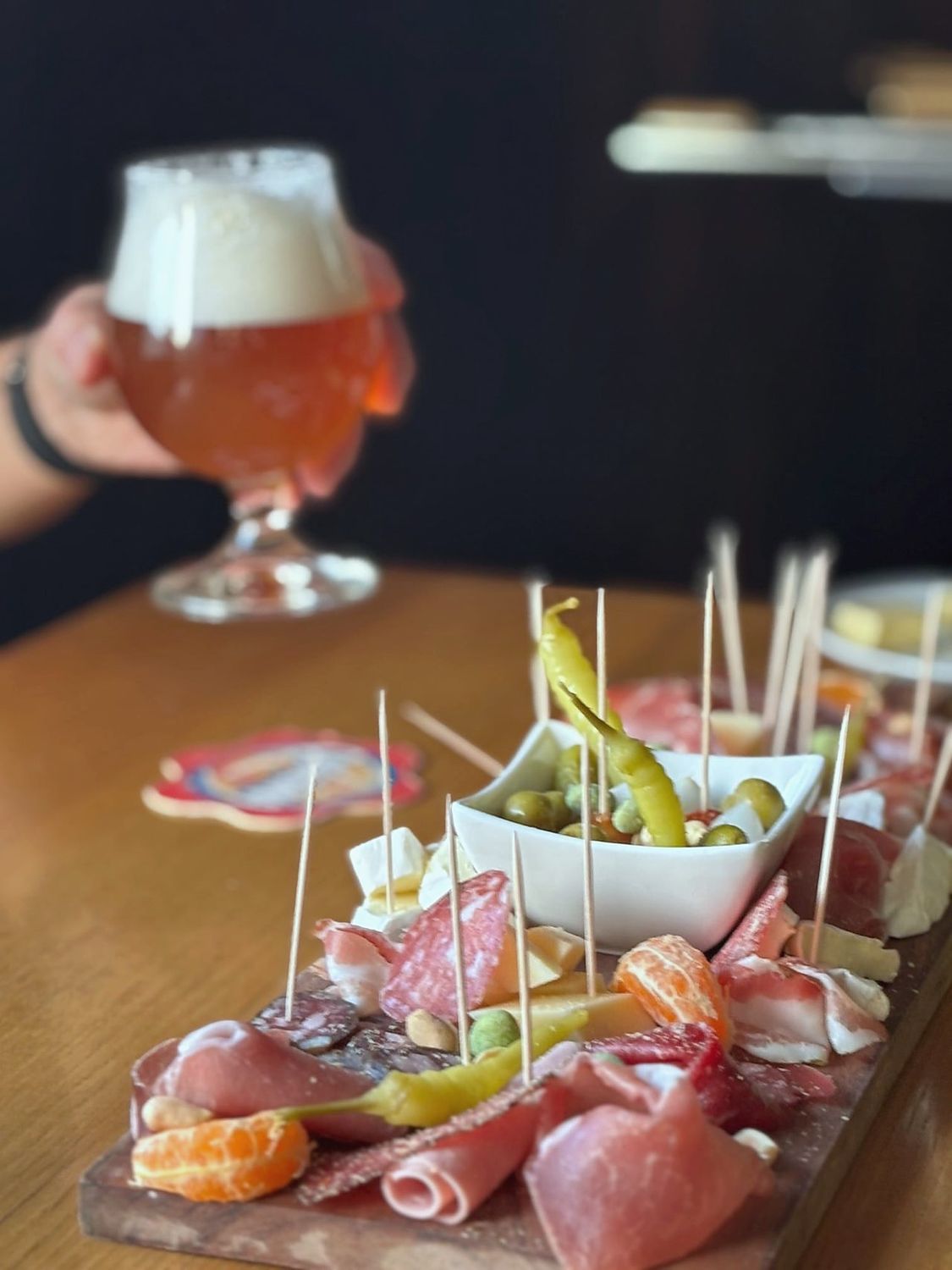 Bière artisanale belge servie dans son verre