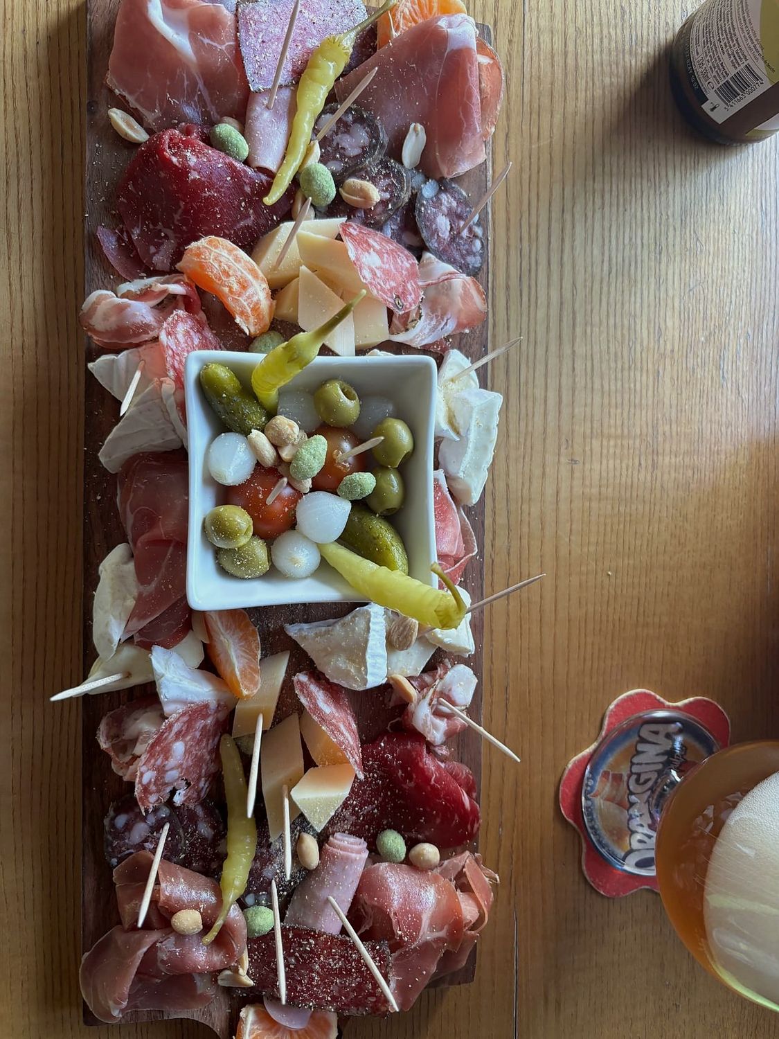 Planche de charcuterie et fromages avec olives et pickles